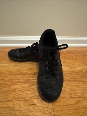 Nike Kids Tiempo Legend 9 Club Indoor Soccer Shoes - size 3.5Y